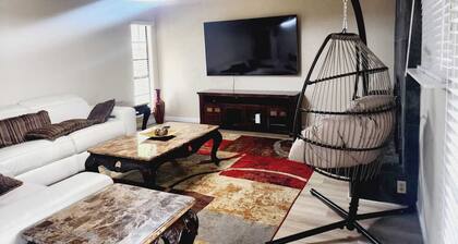 Charming 4-bedroom house Fast Wi-Fi + All room Smart TV's +Deck/Patio The Colony
