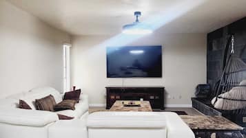 Smart TV, chimenea, futbolito y monitor de computadora