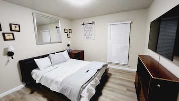 4 dormitorios, caja fuerte, escritorio y tabla de planchar con plancha