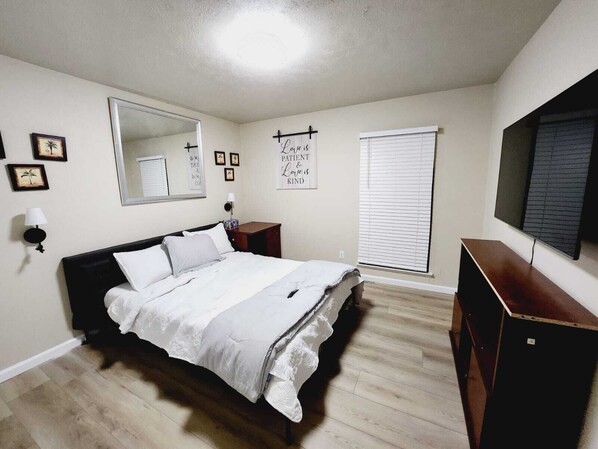 4 bedrooms, in-room safe, desk, iron/ironing board