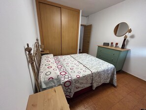 2 bedrooms, iron/ironing board, travel crib, WiFi - Faro de Mar, with large terrace and 5 minutes from the beach. (San José)