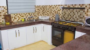 Batterie de cuisine, vaisselle et ustensiles