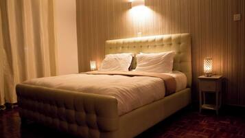 2 bedrooms, desk, iron/ironing board, WiFi