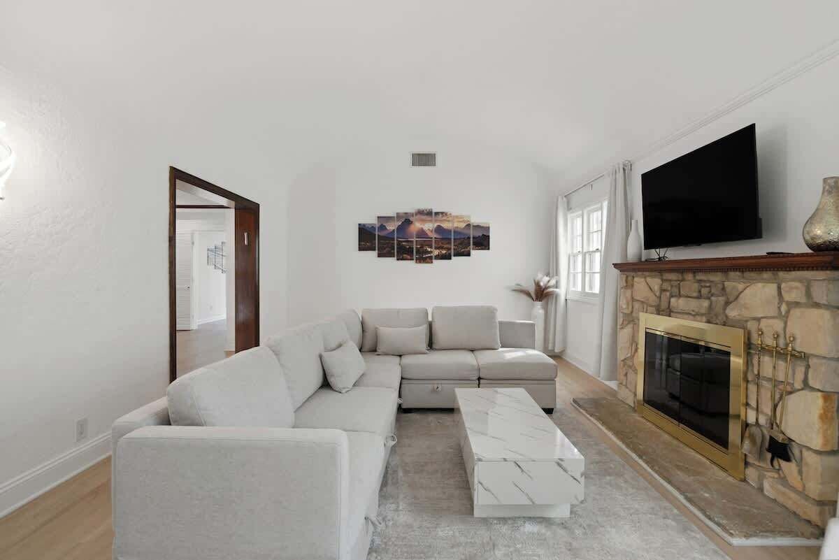 Spacious 4BR House w/Large Yard & Parking Prime LA