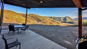 Un patio al aire libre con vistas a colinas ondulantes y montañas.