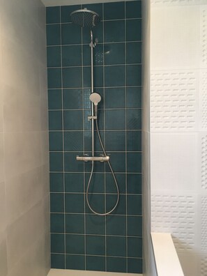 Dusche, Haartrockner, Toilettenpapier