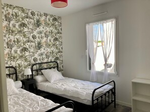 2 quartos, ferros/tábuas de passar roupa, berço de viagem