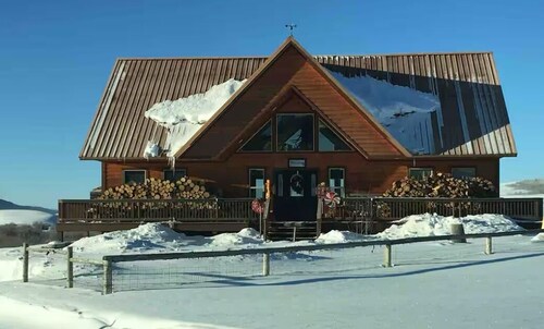 4 Seasons Lodge Year Round Outdoor Mountain Paradise! In Beautiful Cora Wyoming.
