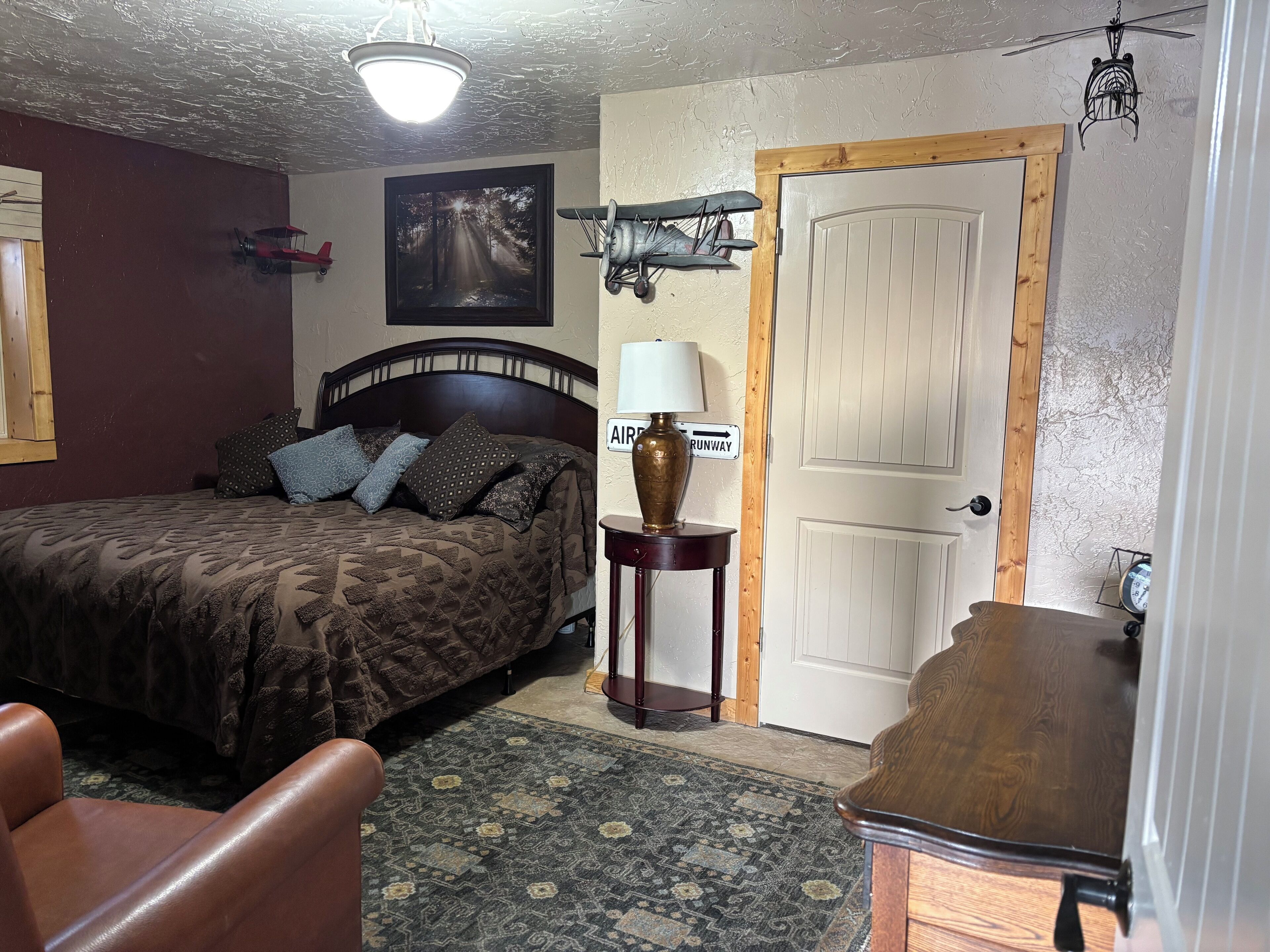 6 bedrooms, iron/ironing board, travel crib, WiFi (free)