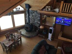 Smart TV, chimenea y libros