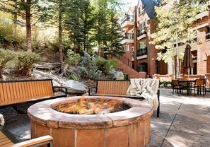 Outdoor dining - Cozy 1-bedroom condo with WiFi, AC in wonderful Aspen. (Aspen)
