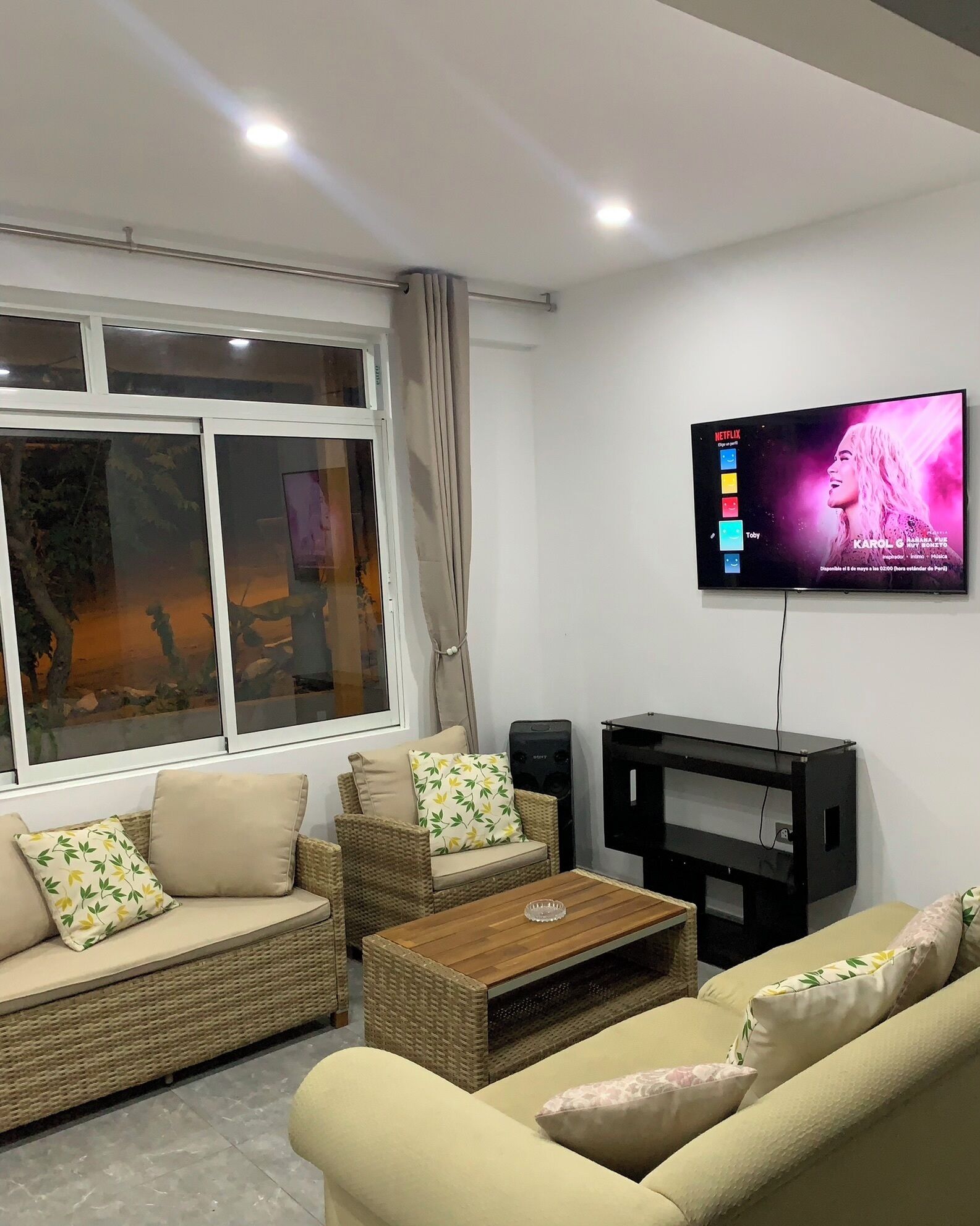 Smart-tv, böcker och en stereo