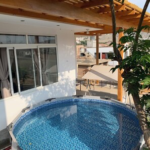 Outdoor spa tub - Beach house with swimming pool and fire pit, Santa Rosa (Santa Rosa)