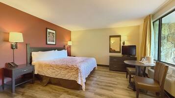 Habitació Deluxe, 1 llit de matrimoni gran, balcó, vistes a la muntanya | Mobiliari individual i escriptori