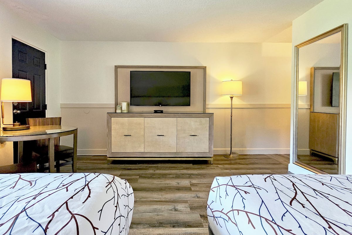 Premium Room, 2 Queen Beds, Balcony, Mountain View