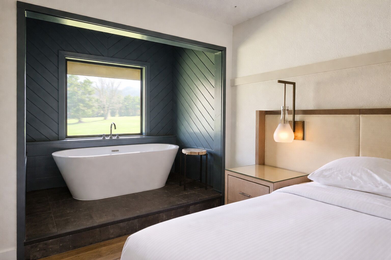 Premium Room, 1 King Bed, Bathtub