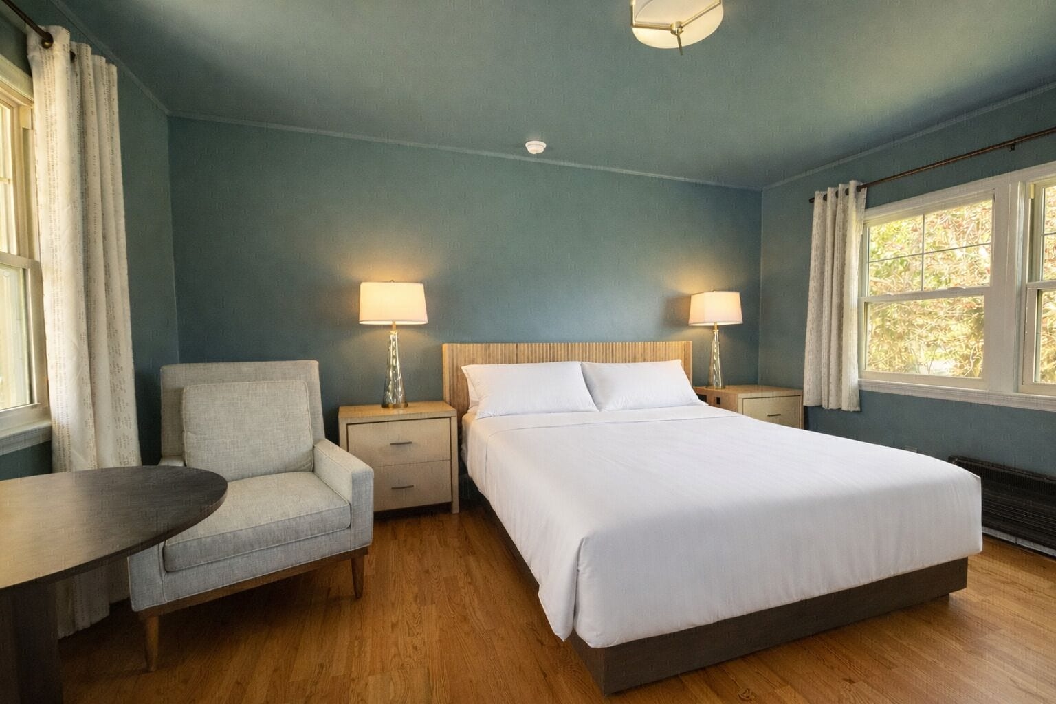 Classic Room, 1 King Bed, Mountain View | Individually furnished, desk, laptop workspace, free WiFi