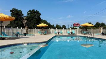 Kauden mukainen ulkouima-allas