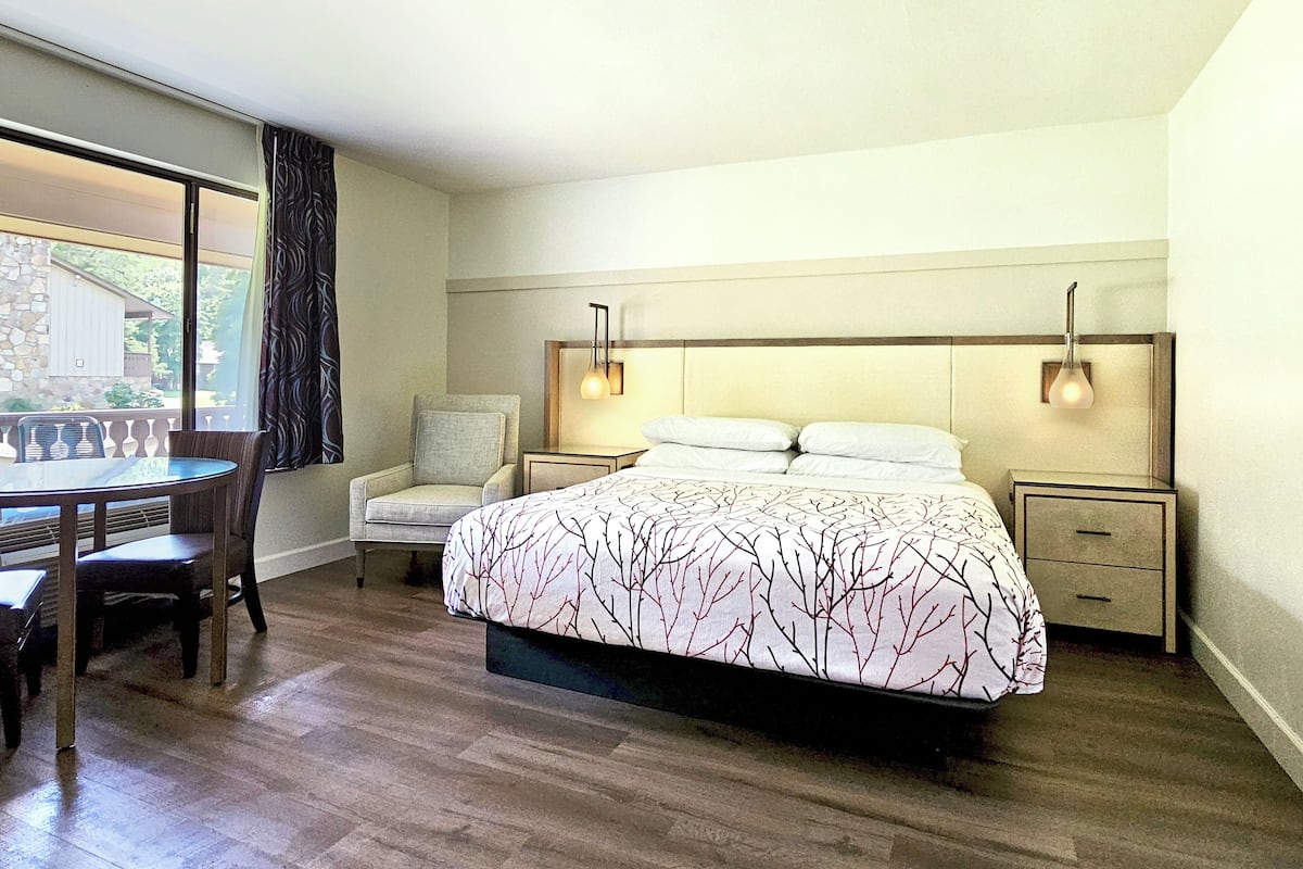 Habitación Premium, 1 cama King size, balcón, vista a la montaña | Muebles diferentes, escritorio y espacio para trabajar con laptop