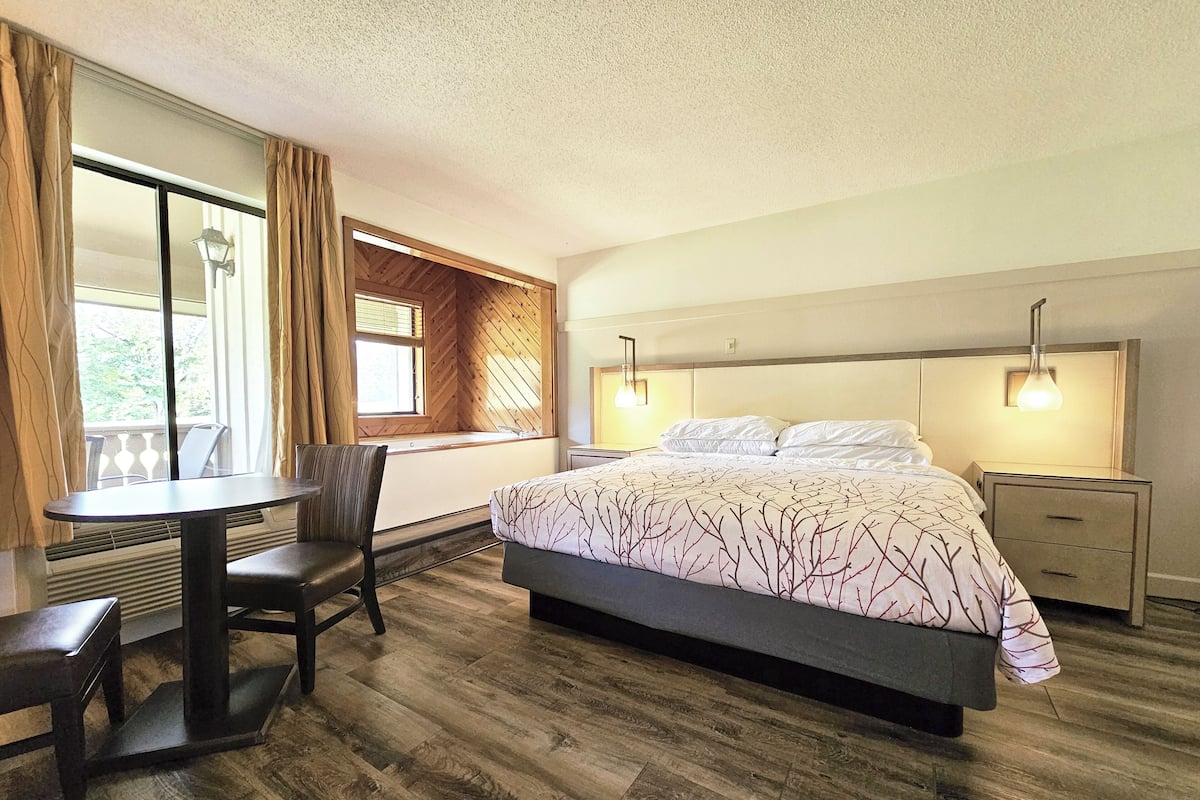 Habitación Premium, 1 cama King size, hidromasaje, vista a la montaña | Muebles diferentes, escritorio y espacio para trabajar con laptop