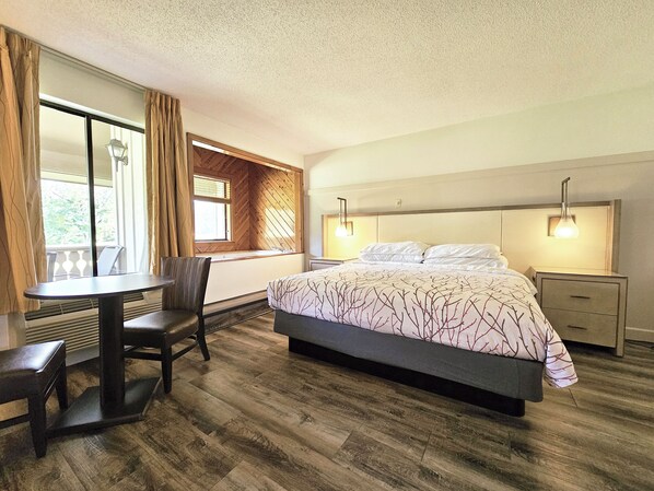 غرفة بريميم - سرير ملكي - بحوض استحمام بنظام دفع المياه - منظر للجبل | طراز فريد لكل وحدة ومكتب ومساحة عمل للكمبيوتر المحمول وواي فاي مجانًا