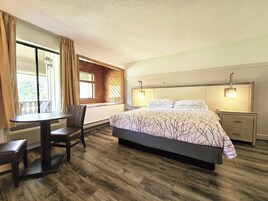 Muebles diferentes, escritorio y espacio para trabajar con laptop 