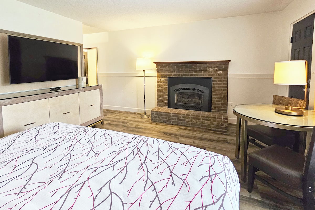 Habitación Premium, 1 cama King size, chimenea, vista a la montaña | Muebles diferentes, escritorio y espacio para trabajar con laptop