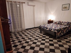 2 bedrooms, travel crib, WiFi, bed sheets