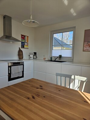 Réfrigérateur, un four, surface de cuisson, lave-vaisselle