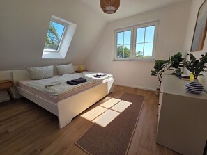 3 bedrooms, desk, travel crib, WiFi - Vacation home by the lake with sauna, barbecue and close to the beach (Rheinsberg)