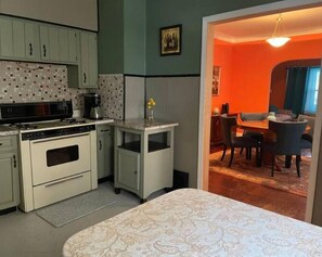 Interior - House in the Hood 3-bedroom SE Cleveland with WiFi, (Cleveland)