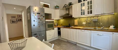 Fridge, oven, stovetop, coffee/tea maker