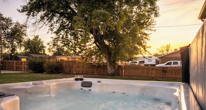 Mile High Retreat - Hot tub/Huge Backyard/Pool Table/Ping Pong/BoardGames/Arcade