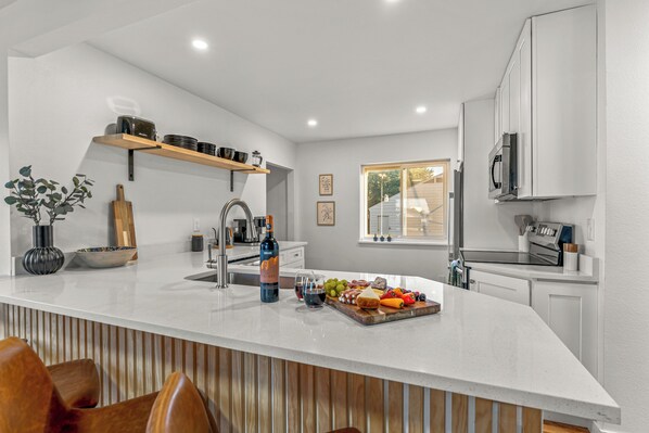 Kjøleskap, mikrobølgeovn, ovn og kokeplater