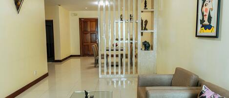 Departamento Deluxe, 2 habitaciones, balcón, vista a la ciudad | Área de sala de estar | Televisión de pantalla plana