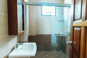 Deluxe Apartment, 2 Bedrooms, Balcony, City View | Bathroom