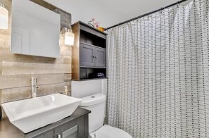 Hair dryer, towels, soap, toilet paper - Little Naples Oasis (Naples)