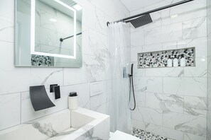 Bruser, hårtørrer, håndklæder, Shampoo