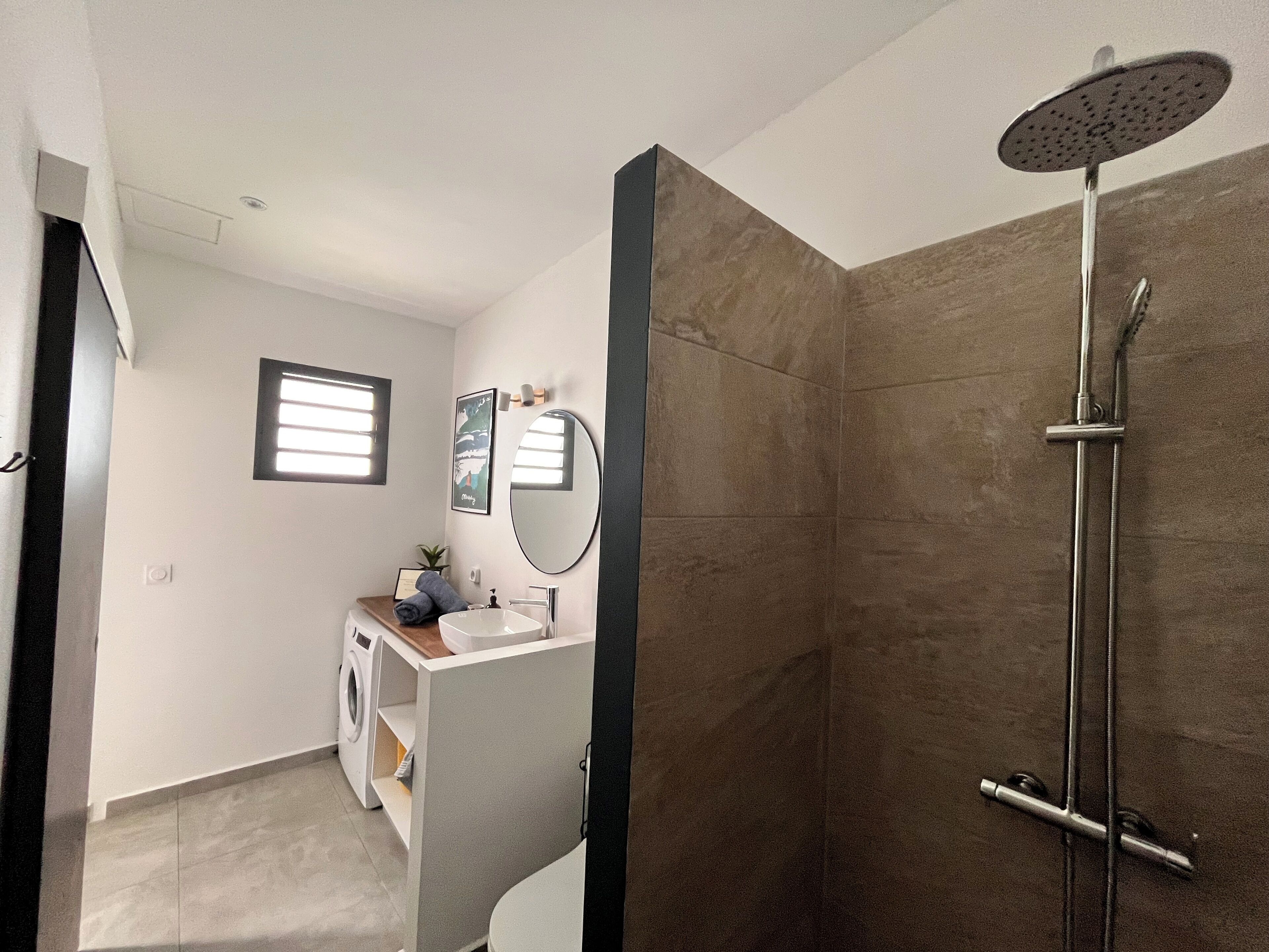 Regadera, secadora de cabello, toallas, papel de baño 