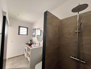 Shower, hair dryer, towels, toilet paper - Le Ti Songe (Saint-Joseph)