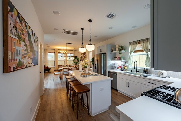 Kylskåp, mikrovågsugn, ugn och spishäll