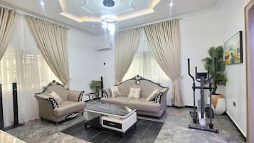 Apartamento família, sacada, vista para a cidade | Área de estar