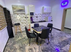 Familienapartment, Balkon, Stadtblick | Eigene Kochnische | Mini-Kühlschrank, Mikrowelle, Ofen, Herdplatte