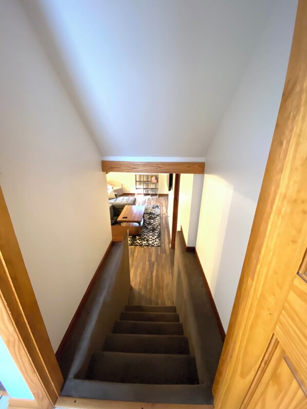 Eine Treppe führt zu einem Essbereich mit Tisch und Stühlen.