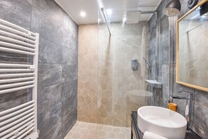 Shower, free toiletries, hair dryer, towels - Le Breteuil - Appart standing proche Vieux-Port (Marseille)