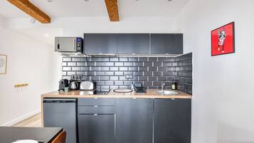 Kühlschrank, Mikrowelle, Herdplatte, Wasserkocher mit Kaffee-/Teezubehör