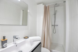 Shower, hair dryer, towels - Le Saens - Appart 1 ch proche Vieux-Port (Marseille)