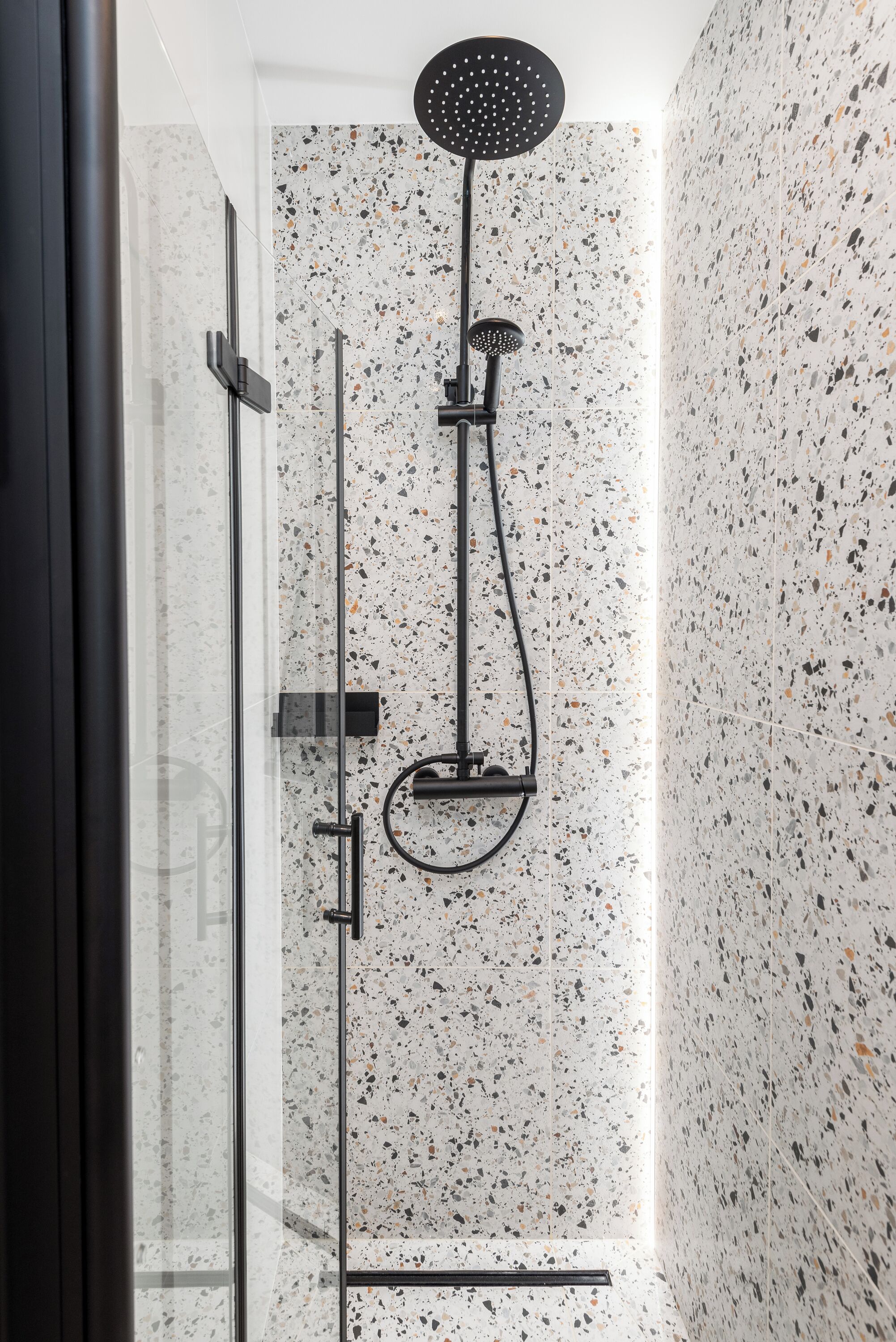 Comfort appartement, uitzicht op stad | Badkamer | Een douche, gratis toiletartikelen, een haardroger, handdoeken