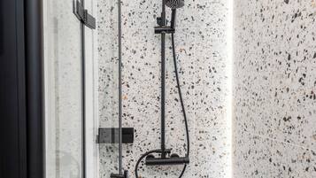 Comfort appartement, uitzicht op stad | Badkamer | Een douche, gratis toiletartikelen, een haardroger, handdoeken