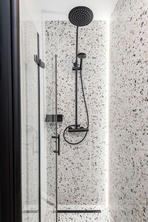 Apartamento Confort, vistas a la ciudad | Baño | Ducha, artículos de higiene personal gratuitos y secador de pelo